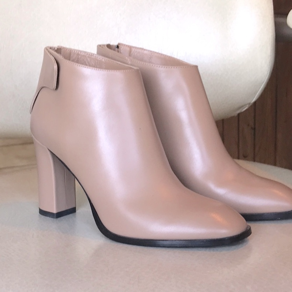 Made in Italy leather ankle boots size 6.5(36.5) on a 3.5 inches heel.
